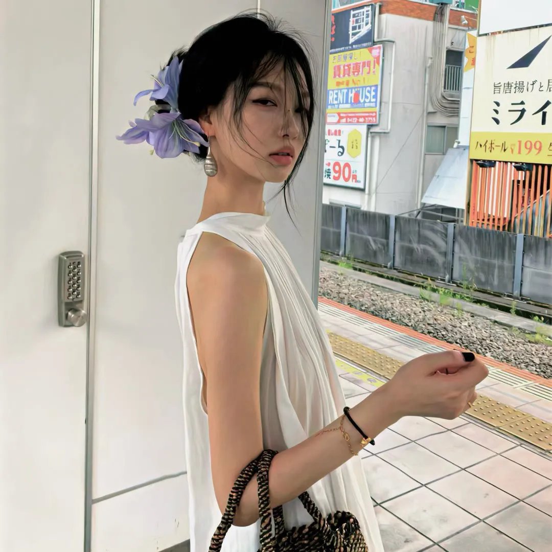 别惹那个抱玩偶的，她打架贼凶